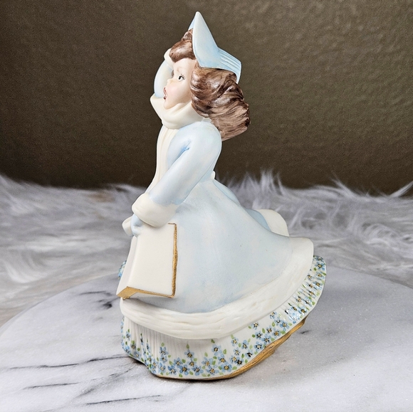 Vintage Atlantic Mold Ceramic Christmas Caroler Lady Figurine 7.5 in 1970s - Picture 2 of 9